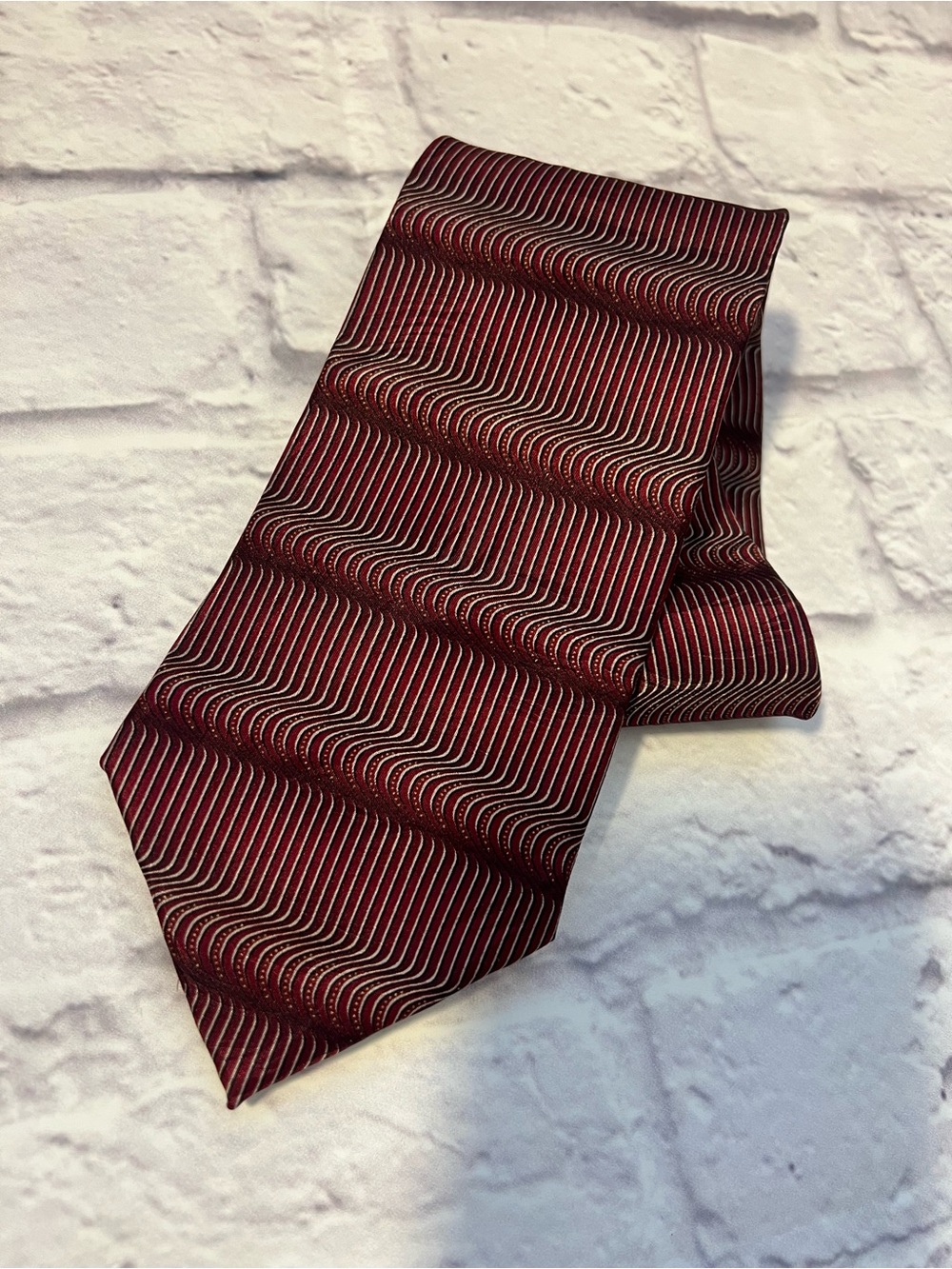 Giovanni Seta Studio Collection Burgundy Silk Tie, looks 3 dimensional